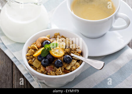 Hausgemachtem Müsli in eine Schüssel mit Joghurt und Beeren Stockfoto