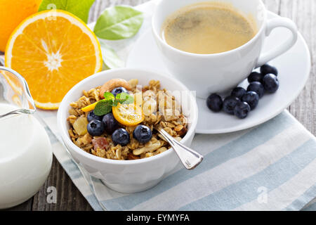Hausgemachtem Müsli in eine Schüssel mit Joghurt und Beeren Stockfoto
