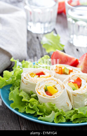 Gesundes Mittagessen Snack Tortilla wraps Omelett mit Gemüse Stockfoto