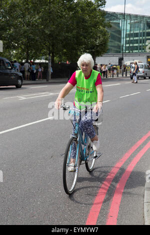 Tower Hill, London, UK, 1. August 2015, eine Familie an den aufsichtsrechtlichen RideLondon FreeCycle Kredit teilnehmen: Keith Larby/Alamy Live News