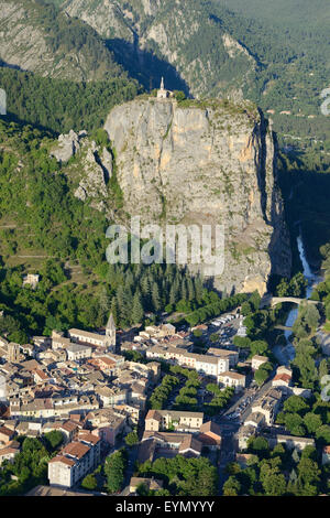 LUFTAUFNAHME. Kapelle Notre-Dame du Roc mit Blick auf die mittelalterliche Stadt Castellane, 184 Meter weiter. Verdon Valley, Alpes-de-Haute-Provence, Frankreich. Stockfoto