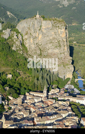 LUFTAUFNAHME. Kapelle Notre-Dame du Roc mit Blick auf die mittelalterliche Stadt Castellane, 184 Meter weiter. Verdon Valley, Alpes-de-Haute-Provence, Frankreich. Stockfoto