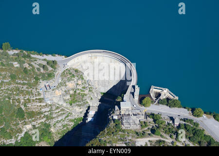 LUFTAUFNAHME. Der Castillon-Staudamm (Höhe: 101 m) und der See Castillon, ein Stausee am Fluss Verdon. Castellane, Alpes-de-Haute-Provence, Frankreich. Stockfoto