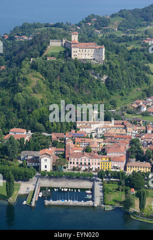 LUFTAUFNAHME. Burg Rocca Borromeo mit Blick auf die mittelalterliche Stadt Angera. Lago Maggiore, Provinz Varese, Lombardei, Italien. Stockfoto