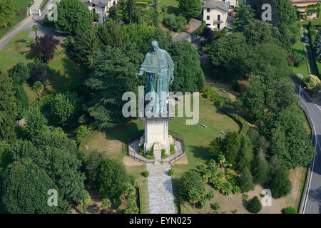 LUFTAUFNAHME. Koloss von San Carlo Borromeo. Die höchste Statue der Welt (35,10 m), als sie 1698 erbaut wurde. Arona, Provinz Novara, Piemont, Italien. Stockfoto