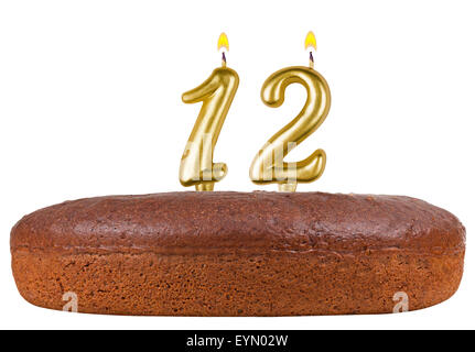 Geburtstagstorte mit Kerzen Nummer 12 isoliert auf weißem Hintergrund Stockfoto