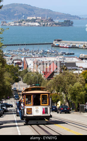 Eine Seilbahn hinunter Hyde Street in Downtown San Francisco, USA Stockfoto