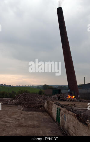 Schornstein fallen, gebaut 1 aus einer Reihe von 13 Aufnahmen des Ziegels Schornstein einem Zusammenbruch nach wird durch die Lagerfeuer-Methode gefällt. Stockfoto