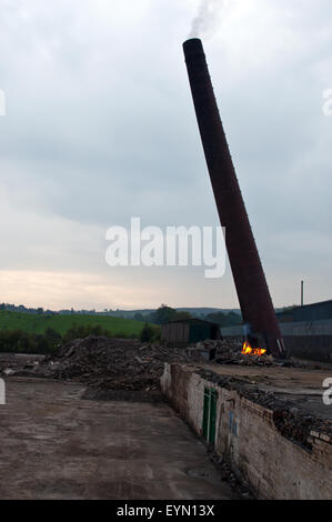 Schornstein fallen, gebaut 1 aus einer Reihe von 13 Aufnahmen des Ziegels Schornstein einem Zusammenbruch nach wird durch die Lagerfeuer-Methode gefällt. Stockfoto