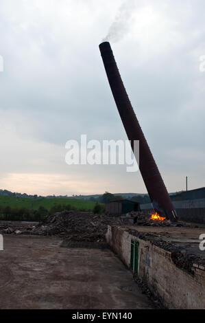 Schornstein fallen, gebaut 1 aus einer Reihe von 13 Aufnahmen des Ziegels Schornstein einem Zusammenbruch nach wird durch die Lagerfeuer-Methode gefällt. Stockfoto