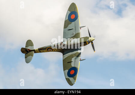 Spitfire. Supermarine Spitfire LFXVI bei einer Luftanzeige. Dieser gehört dem Biggin Hill Heritage Hangar. Kampfflugzeug aus dem Zweiten Weltkrieg Stockfoto