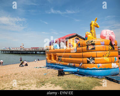 Herne Bay, UK, 1. August 2015. Wetter in Herne Bay. Eine helle farbige Hüpfburg am Strand am Ende des Piers an einem warmen sonnigen Tag in Herne Bay, Kent, UK. Bildnachweis: CBCK-Christine/Alamy Live-Nachrichten Stockfoto