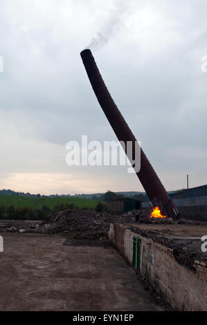 Schornstein fallen, gebaut 1 aus einer Reihe von 13 Aufnahmen des Ziegels Schornstein einem Zusammenbruch nach wird durch die Lagerfeuer-Methode gefällt. Stockfoto