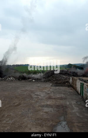 Schornstein fallen, gebaut 1 aus einer Reihe von 13 Aufnahmen des Ziegels Schornstein einem Zusammenbruch nach wird durch die Lagerfeuer-Methode gefällt. Stockfoto