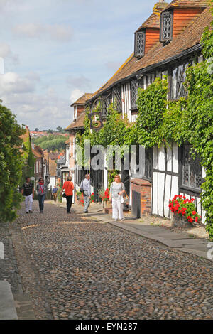 Die malerischen gepflasterten Mermaid Street im alten Cinque Ports Stadt von Roggen, East Sussex, England, UK Stockfoto