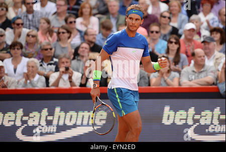 Hamburg, Deutschland. 1. August 2015. Spaniens Rafael Nadal feiert seinen Sieg im Halbfinale gegen Andreas Seppi von Italien in das ATP-Tennisturnier in Hamburg, Deutschland, 1. August 2015. Foto: DANIEL REINHARDT/DPA/Alamy Live-Nachrichten Stockfoto