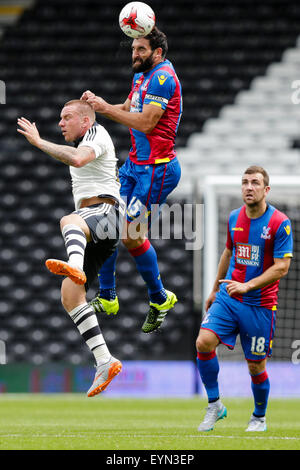 London, UK. 1. August 2015. Vorsaison-freundlich. Fulham gegen Crystal Palace. Crystal Palace Mile Jedinak gewinnt einen Header Credit: Action Plus Sport/Alamy Live News Stockfoto