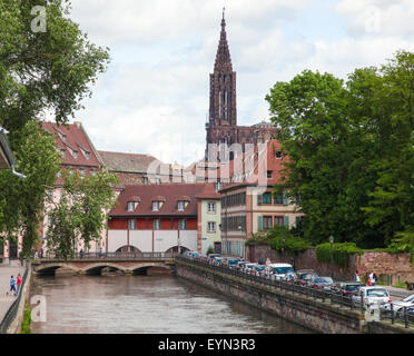 Straßburg, Frankreich - 9. Mai 2015: Berühmte Sandstein Kathedrale Notre-Dame in Straßburg, Hauptstadt der Region Elsass in Frankreich. Stockfoto