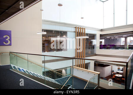 Atrium in der Laidlaw-Bibliothek an der Leeds University Stockfoto