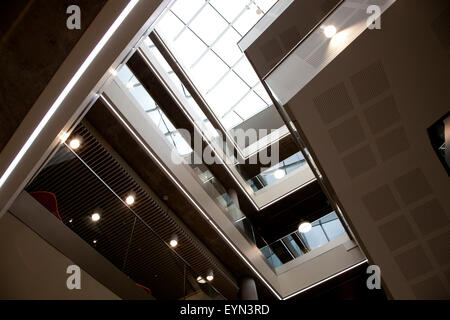 Atrium in der Laidlaw-Bibliothek an der Leeds University Stockfoto