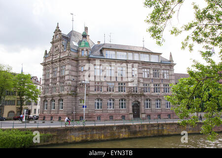 Straßburg, Frankreich - 9. Mai 2015: Schönes Gebäude von dem Fluss Ill in Straßburg, Hauptstadt der Region Elsass in Frankreich. Stockfoto