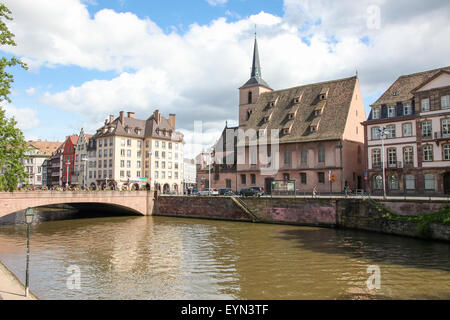Straßburg, Frankreich - 9. Mai 2015: Fachwerkhäuser im Stadtteil Petite France in Straßburg, Hauptstadt des Elsass, Frankreich. Stockfoto