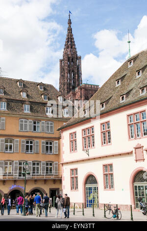 Straßburg, Frankreich - 9. Mai 2015: Turm der Kathedrale Notre-Dame in Straßburg, Hauptstadt der Region Elsass in Frankreich. Stockfoto