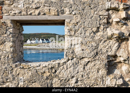 Kirche Bay Village auf Rathlin Island (Northern Ireland) durch einen alten Stein Fenster gesehen Stockfoto