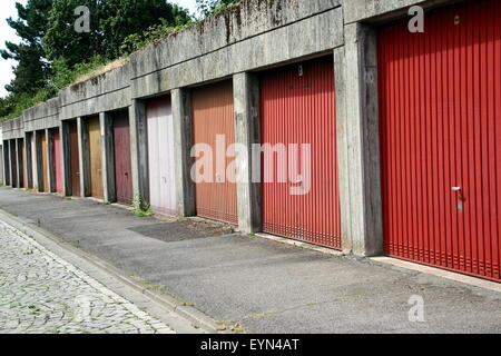 Farbige Garagentore, Zweibrücken, Deutschland. Stockfoto