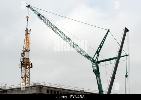 Bauarbeiter Abbau Kran, Düsseldorf, Deutschland. Stockfoto