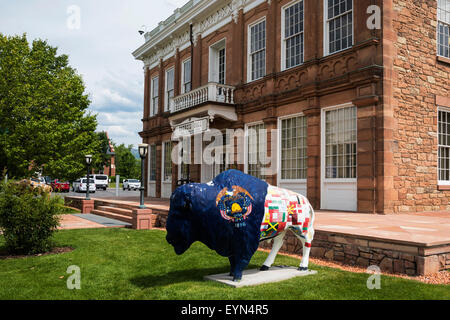 Bison-Statue in der Nähe von Eingang zum Ratssaal, Salt Lake City, Hauptstadt und die bevölkerungsreichste Stadt im Bundesstaat Utah, USA Stockfoto