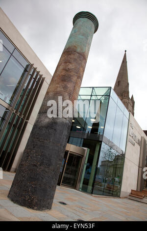 Kunst im öffentlichen Raum außerhalb der Laidlaw-Bibliothek an der Leeds University Stockfoto