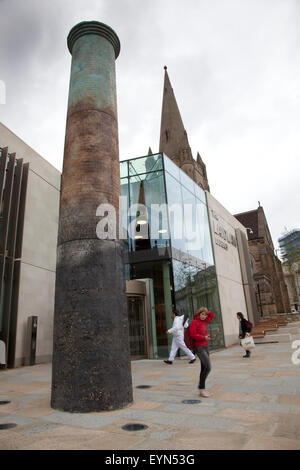 Kunst im öffentlichen Raum außerhalb der Laidlaw-Bibliothek an der Leeds University Stockfoto