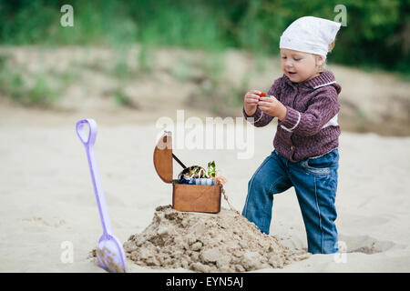 kleines Mädchen auf Schatzsuche Stockfoto