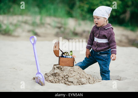 kleines Mädchen auf Schatzsuche Stockfoto