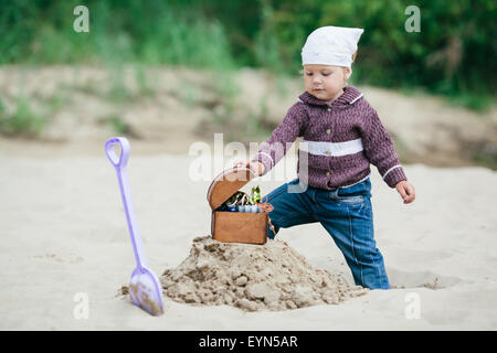 kleines Mädchen auf Schatzsuche Stockfoto