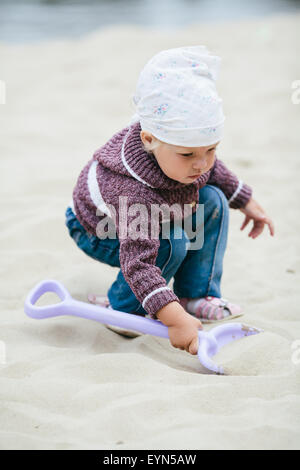 kleines Mädchen auf Schatzsuche Stockfoto