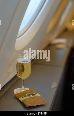 Champagner zur Begrüßung und ein Snack in der Business Class von British Airways (BA), International Airspace, Airbus A380 Stockfoto