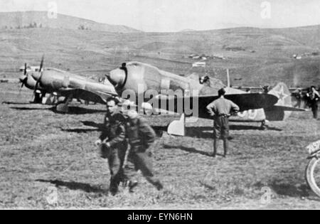 Die russische Lawochkin La-5, ein Kampfflugzeug aus dem Zweiten Weltkrieg, wurde im Flug gezeigt. Dieses Flugzeug, Teil der Bemühungen der Sowjetunion während des Krieges, war bekannt für seine Agilität und Leistung und spielte eine Schlüsselrolle in Luftschlachten an der Ostfront. Stockfoto