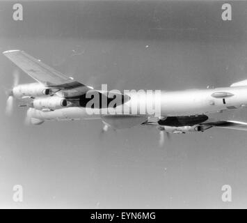 Der Tupolev Tu-95 Bear, ein sowjetischer Turboprop-Bomber, aufgenommen auf einem Foto der US Navy. Bekannt für seine Langstreckenfähigkeiten, war er einer der am längsten dienenden Bomber des Kalten Krieges. Stockfoto