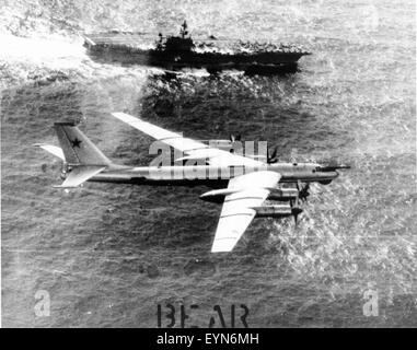 Tupolev Tu-95 Bear, ein sowjetischer strategischer Langstreckenbomber, aufgenommen auf einem Foto der US Navy, das seine unverwechselbaren Turboprop-Motoren und seine große Flügelspannweite zeigt. Stockfoto