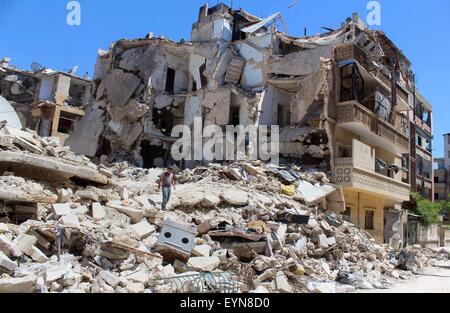 Aleppo, Aleppo, syrische arabische Republik. 1. August 2015. Ein syrischer junge Searchs in den Trümmern der Gebäude der syrischen Regierung zerstört Kräfte in Ansari östliche Nachbarschaft an der nördlichen syrischen Aleppo am 1. August 2015 Credit: Emir Al-Halbi/APA Bilder/ZUMA Draht/Alamy Live News Stockfoto