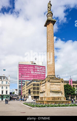 George Square im Zentrum von Glasgow Schottland mit Sir Walter Scott Statue & City of Glasgow College hinter Stockfoto