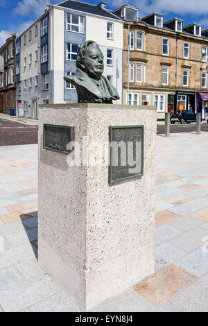 Helensburgh Meer gelegen mit Blick auf Fluss Clyde in Argyll & Bute Schottland mit John Logie Baird-Denkmal Stockfoto