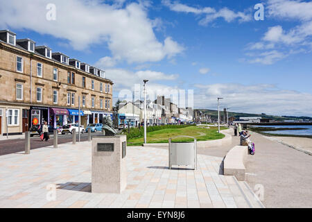 Helensburgh Meer gelegen mit Blick auf Fluss Clyde in Argyll & Bute Schottland mit John Logie Baird Denkmal front Stockfoto