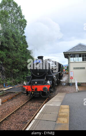 Der Jacobite Zug tritt in Glenfinnan Stockfoto