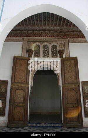 dekorierten Holztüren des Bahia Palastes in Medina von Marrakesch, Marokko Stockfoto