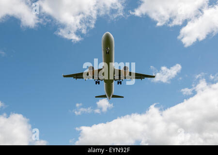 EasyJet Airbus A321 Endanflug auf Land Bristol International Airport Stockfoto