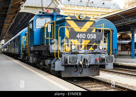 Ungarische Klasse 460 elektrische Lok an der Spitze ein Personenzug in Budapest Keleti Bahnhof Stockfoto