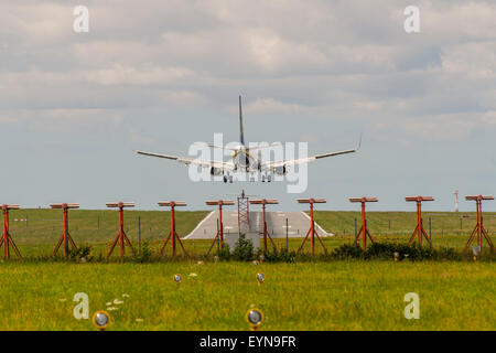 Ryan Air Boeing 737 landet am Bristol International Airport Stockfoto